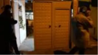 Arkadaşıyla şakalaşırken tabancayla vurulan bir kişi ağır yaralandı Arkadaşıyla şakalaşırken tabancayla vurulan bir kişi ağır yaralandı