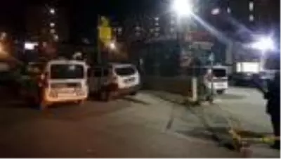Arnavutköy'de bir iş yerine yapılan silahlı saldırıda 2 kişi yaralandı Arnavutköy'de bir iş yerine yapılan silahlı saldırıda 2 kişi yaralandı