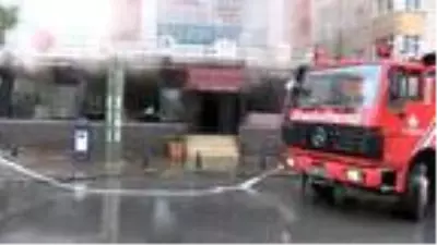 Ataşehir'de restoranda yangın, öğenci yurdunda panik Ataşehir'de restoranda yangın, öğenci yurdunda panik