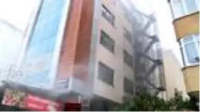 Ataşehir'de restoranda yangın, öğenci yurdunda panik Ataşehir'de restoranda yangın, öğenci yurdunda panik