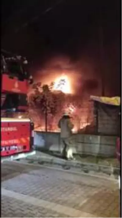 Avcılar'da halı sahanın yanındaki trafo alev alev yandı Avcılar'da halı sahanın yanındaki trafo alev alev yandı