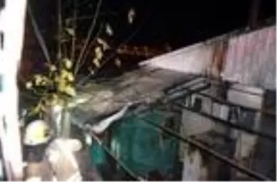 Avcılar'da halı sahanın yanındaki trafo alev alev yandı Avcılar'da halı sahanın yanındaki trafo alev alev yandı