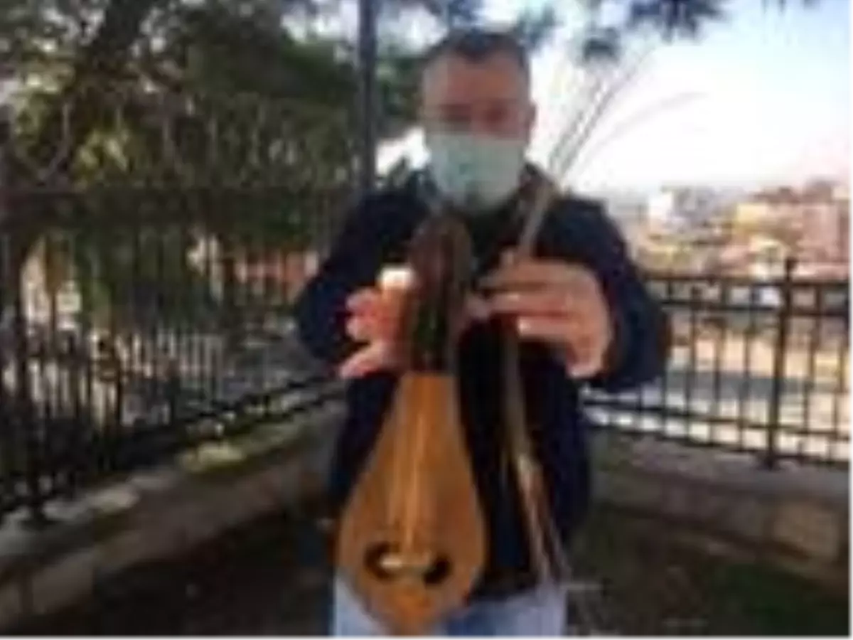 Bağırsaktan enstrüman teli yapıyor