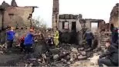 Son dakika haberi: BALIKESİR - Yangının enkaz kaldırma çalışmasında yaşlı kadının cansız bedenine ulaşıldı Son dakika haberi: BALIKESİR - Yangının enkaz kaldırma çalışmasında yaşlı kadının cansız bedenine ulaşıldı