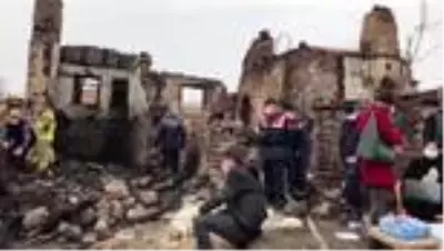 Son dakika haberi: BALIKESİR - Yangının enkaz kaldırma çalışmasında yaşlı kadının cansız bedenine ulaşıldı Son dakika haberi: BALIKESİR - Yangının enkaz kaldırma çalışmasında yaşlı kadının cansız bedenine ulaşıldı