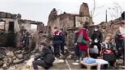 Son dakika haberi: BALIKESİR - Yangının enkaz kaldırma çalışmasında yaşlı kadının cansız bedenine ulaşıldı Son dakika haberi: BALIKESİR - Yangının enkaz kaldırma çalışmasında yaşlı kadının cansız bedenine ulaşıldı