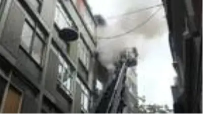 Son dakika! Beyoğlu'nda 5 katlı binada yangın paniği Son dakika! Beyoğlu'nda 5 katlı binada yangın paniği