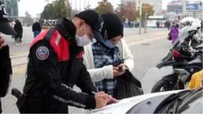 Bursa'da polisler sigara ve maske denetimini arttırdı Bursa'da polisler sigara ve maske denetimini arttırdı