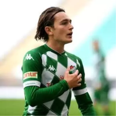Bursasporlu futbolcu Ali Akman, girdiği 3 pozisyondan 1'ini gol yapıyor Bursasporlu futbolcu Ali Akman, girdiği 3 pozisyondan 1'ini gol yapıyor