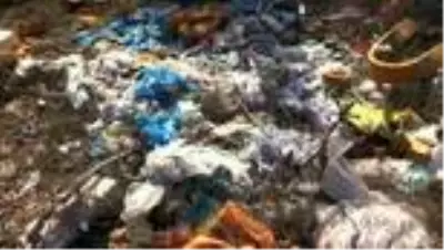 Çöplüğe dönen ormanlık alandan 28 kamyon çöp çıktı Çöplüğe dönen ormanlık alandan 28 kamyon çöp çıktı