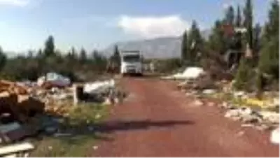 Çöplüğe dönen ormanlık alandan 28 kamyon çöp çıktı Çöplüğe dönen ormanlık alandan 28 kamyon çöp çıktı