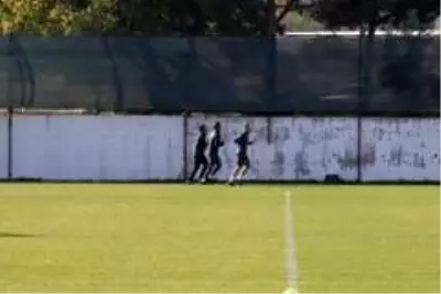 Denizlispor'da 3 oyuncu takımdan ayrı çalıştı Denizlispor'da 3 oyuncu takımdan ayrı çalıştı