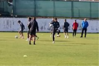 Denizlispor'da 3 oyuncu takımdan ayrı çalıştı Denizlispor'da 3 oyuncu takımdan ayrı çalıştı