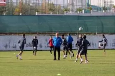 Denizlispor'da 3 oyuncu takımdan ayrı çalıştı Denizlispor'da 3 oyuncu takımdan ayrı çalıştı