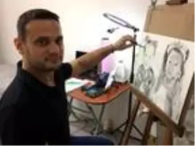 Depremin simgesi Elif ve Ayda, aynı karakalem çalışmasında Depremin simgesi Elif ve Ayda, aynı karakalem çalışmasında