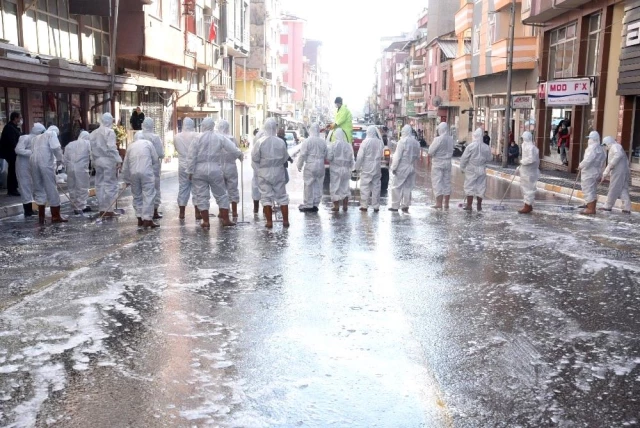 Dursunbey'de cadde ve sokaklar koronavirüse karşı köpükle yıkandı