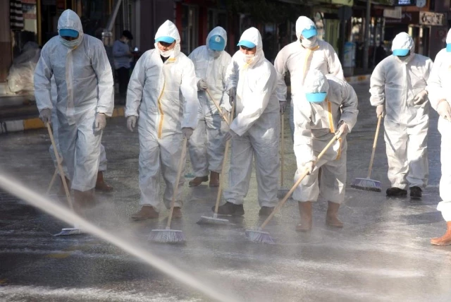 Dursunbey'de cadde ve sokaklar koronavirüse karşı köpükle yıkandı