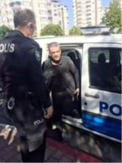 Ehliyetine el konulan sürücü zincirleme kazaya neden oldu: 6 yaralı Ehliyetine el konulan sürücü zincirleme kazaya neden oldu: 6 yaralı