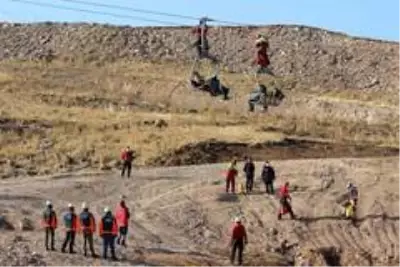 - Erciyes'te teleferik tatbikatı- Teleferikte mahsur kalanlar film sahnelerini aratmayan görüntülerle kurtarıldı- Erciyes A.Ş. Genel Müdür Yardımcısı... - Erciyes'te teleferik tatbikatı- Teleferikte mahsur kalanlar film sahnelerini aratmayan görüntülerle kurtarıldı- Erciyes A.Ş. Genel Müdür Yardımcısı...