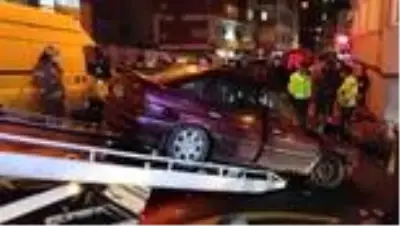 Esenler'de 6 araç ve duvara çarparak durabilen otomobilin sürücüsü yaralandı Esenler'de 6 araç ve duvara çarparak durabilen otomobilin sürücüsü yaralandı