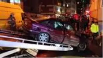 Esenler'de 6 araç ve duvara çarparak durabilen otomobilin sürücüsü yaralandı Esenler'de 6 araç ve duvara çarparak durabilen otomobilin sürücüsü yaralandı