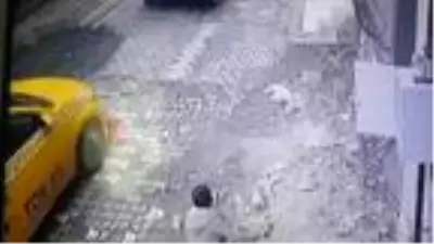Esenyurt'ta feci kaza; sokakta oynayan 4 yaşındaki çocuk taksinin altında kaldı Esenyurt'ta feci kaza; sokakta oynayan 4 yaşındaki çocuk taksinin altında kaldı