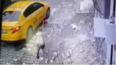 Esenyurt'ta feci kaza; sokakta oynayan 4 yaşındaki çocuk taksinin altında kaldı Esenyurt'ta feci kaza; sokakta oynayan 4 yaşındaki çocuk taksinin altında kaldı