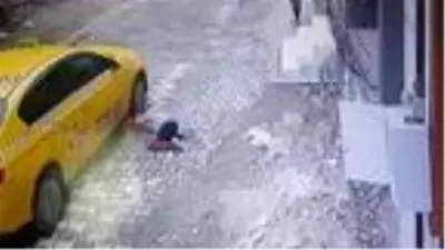 Esenyurt'ta feci kaza; sokakta oynayan 4 yaşındaki çocuk taksinin altında kaldı Esenyurt'ta feci kaza; sokakta oynayan 4 yaşındaki çocuk taksinin altında kaldı