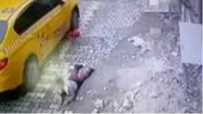 Esenyurt'ta feci kaza; sokakta oynayan 4 yaşındaki çocuk taksinin altında kaldı Esenyurt'ta feci kaza; sokakta oynayan 4 yaşındaki çocuk taksinin altında kaldı