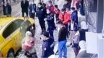 Esenyurt'ta feci kaza; sokakta oynayan 4 yaşındaki çocuk taksinin altında kaldı Esenyurt'ta feci kaza; sokakta oynayan 4 yaşındaki çocuk taksinin altında kaldı