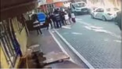 Esenyurt'ta komşular arasında 'baz istasyonu' kavgası - Olay anı güvelik kamera görüntüleri Esenyurt'ta komşular arasında 'baz istasyonu' kavgası - Olay anı güvelik kamera görüntüleri