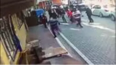 Esenyurt'ta komşular arasında 'baz istasyonu' kavgası - Olay anı güvelik kamera görüntüleri Esenyurt'ta komşular arasında 'baz istasyonu' kavgası - Olay anı güvelik kamera görüntüleri