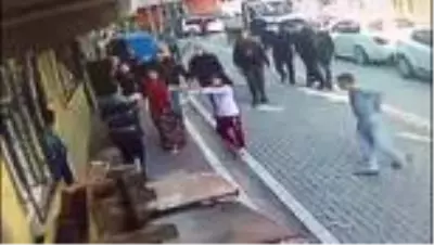 Esenyurt'ta komşular arasında 'baz istasyonu' kavgası - Olay anı güvelik kamera görüntüleri Esenyurt'ta komşular arasında 'baz istasyonu' kavgası - Olay anı güvelik kamera görüntüleri