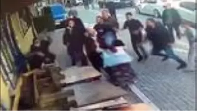 Esenyurt'ta komşular arasında 'baz istasyonu' kavgası - Olay anı güvelik kamera görüntüleri Esenyurt'ta komşular arasında 'baz istasyonu' kavgası - Olay anı güvelik kamera görüntüleri