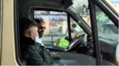 Esenyurt'ta yine aynı manzara; ayakta yolcu taşıyan minibüsçülere ceza Esenyurt'ta yine aynı manzara; ayakta yolcu taşıyan minibüsçülere ceza