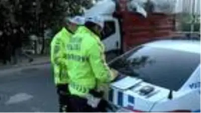 Esenyurt'ta yine aynı manzara; ayakta yolcu taşıyan minibüsçülere ceza Esenyurt'ta yine aynı manzara; ayakta yolcu taşıyan minibüsçülere ceza