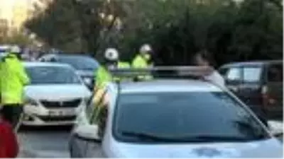 Esenyurt'ta yine aynı manzara; ayakta yolcu taşıyan minibüsçülere ceza Esenyurt'ta yine aynı manzara; ayakta yolcu taşıyan minibüsçülere ceza