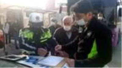 Son dakika haber | Fazla yolcuyla polise yakalandı, 'bedava taşıyoruz' dedi Son dakika haber | Fazla yolcuyla polise yakalandı, 'bedava taşıyoruz' dedi