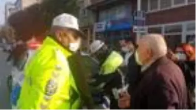 Son dakika haber | Fazla yolcuyla polise yakalandı, 'bedava taşıyoruz' dedi Son dakika haber | Fazla yolcuyla polise yakalandı, 'bedava taşıyoruz' dedi