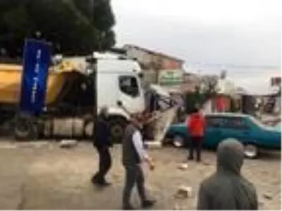 Harfiyat kamyonu 11 araca çarptı o anlar güvenlik kamerasına yansıdı Harfiyat kamyonu 11 araca çarptı o anlar güvenlik kamerasına yansıdı