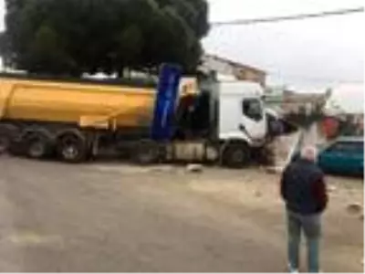 Harfiyat kamyonu 11 araca çarptı o anlar güvenlik kamerasına yansıdı Harfiyat kamyonu 11 araca çarptı o anlar güvenlik kamerasına yansıdı