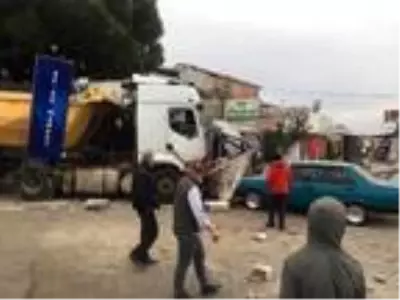 Harfiyat kamyonu 11 araca çarptı o anlar güvenlik kamerasına yansıdı Harfiyat kamyonu 11 araca çarptı o anlar güvenlik kamerasına yansıdı