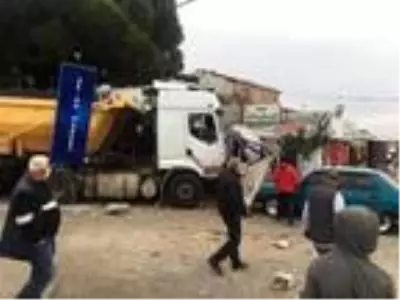 Harfiyat kamyonu 11 araca çarptı o anlar güvenlik kamerasına yansıdı Harfiyat kamyonu 11 araca çarptı o anlar güvenlik kamerasına yansıdı