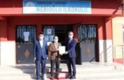 İlçe Milli Eğitim Müdürü Baş, okullara belgelerini verdi İlçe Milli Eğitim Müdürü Baş, okullara belgelerini verdi