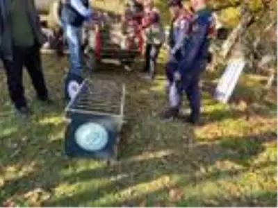 Jandarma, yaralı karacanın üzerine üşümemesi için montunu örttü Jandarma, yaralı karacanın üzerine üşümemesi için montunu örttü