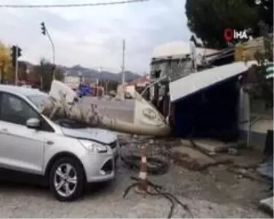 Kamyon 11 aracı biçti, kaza anı kameraya yansıdı Kamyon 11 aracı biçti, kaza anı kameraya yansıdı