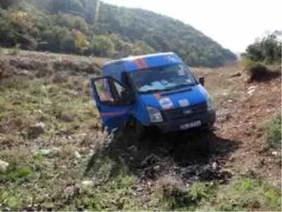 Kargo şirketine ait kamyonet şarampole uçtu; 2 yaralı Kargo şirketine ait kamyonet şarampole uçtu; 2 yaralı