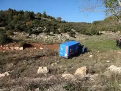 Kargo şirketine ait kamyonet şarampole uçtu; 2 yaralı Kargo şirketine ait kamyonet şarampole uçtu; 2 yaralı