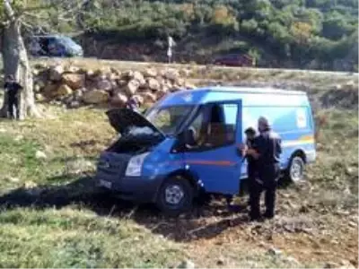 Kargo şirketine ait kamyonet şarampole uçtu; 2 yaralı Kargo şirketine ait kamyonet şarampole uçtu; 2 yaralı