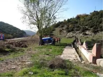 Kargo şirketine ait kamyonet şarampole uçtu; 2 yaralı Kargo şirketine ait kamyonet şarampole uçtu; 2 yaralı